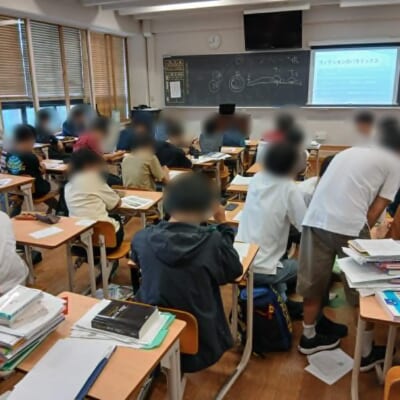 灘中学校・高等学校の教室で、分析哲学のワークショップに取り組む生徒たち